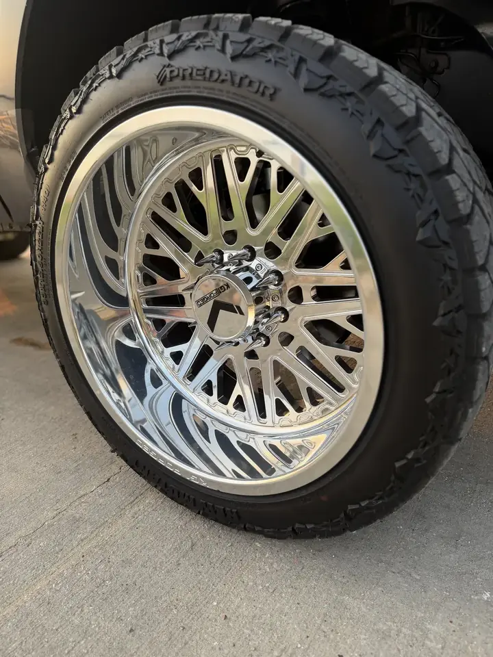 Close-up of KG1 Forged wheel and Predator X-AT tire on 2011 Ford F-250