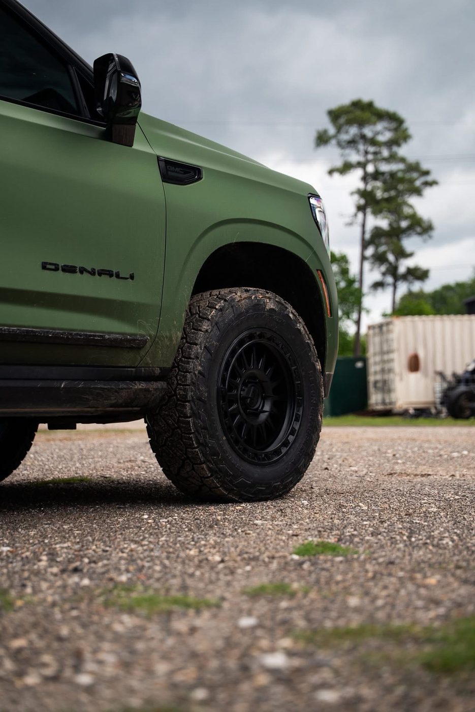 20x9 KMC wheel and 35-inch Recon Grappler detail