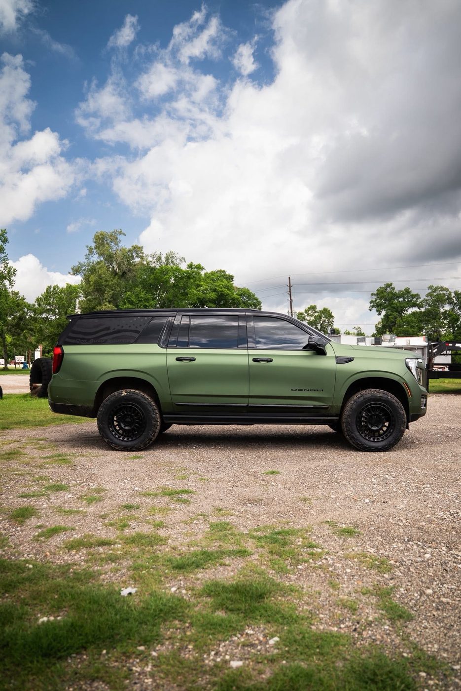2025 GMC Yukon side profile on 35-inch Nitto Recon Grapplers